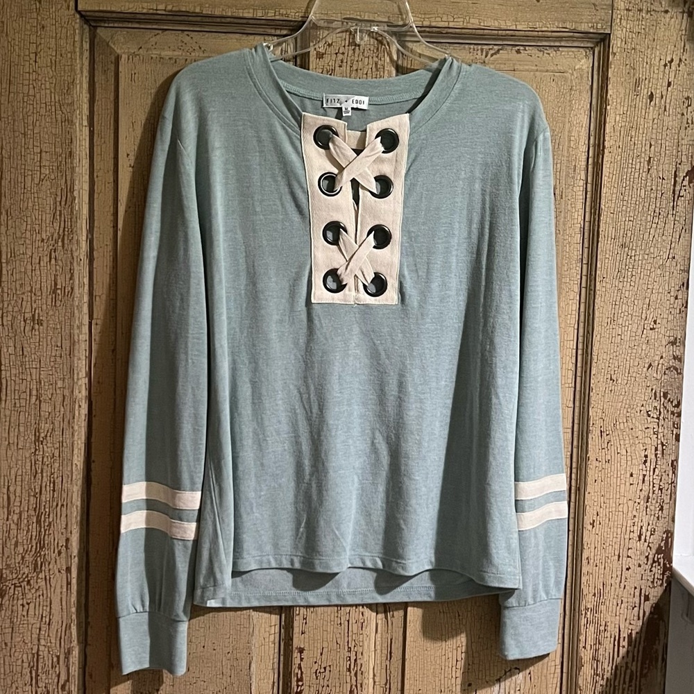 Sweatshirt Size Medium Peak-a-boo Front Stylish